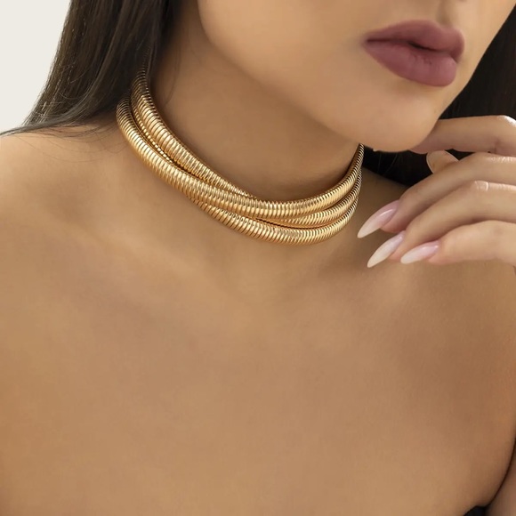 “Alice” gold plated twisted metal choker necklace - Picture 2 of 3